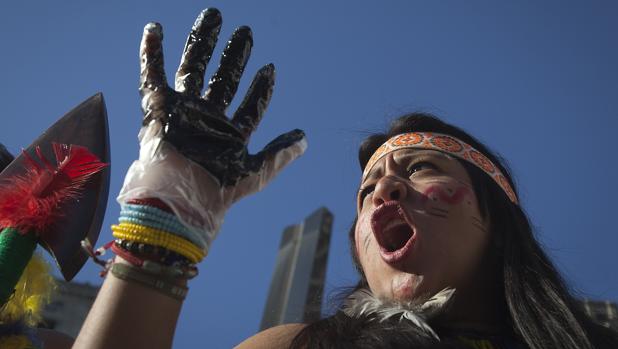 Una manifestante en Ecuador en contra de Chevron en 2013