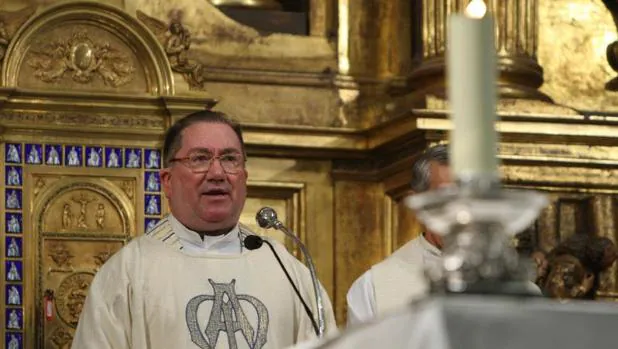 El obispo de Vitoria, Miguel Asurmendi, durante una misa oficiada en honor a la Virgen Blanca, patrona de la capital vasca.