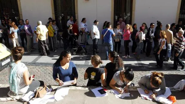 Colas de solicitantes de becas de Educación ofrecidas por el Cabildo en 2014