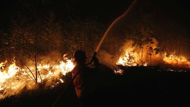 Los bomberos luchan contra el fuego cerca de Talhadas