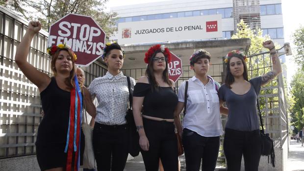 Las cinco activistas de Femen, a su llegada al Juzgado el pasado 19 de julio