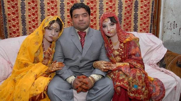 El paquistaní Azhar Haidri posa con sus dos novias durante su boda en Multan (Pakistán). Haidri logró contraer matrimonio con ambas en menos de 24 horas