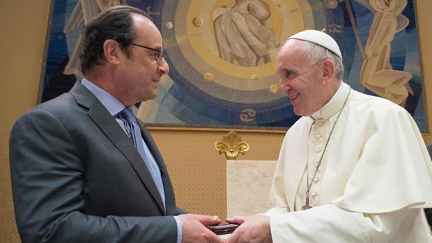 El presidente francés, François Hollande , y al papa Francisco durante su reunión en el Vaticano