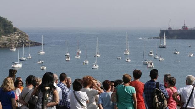 Un grupo de turistas observa la playa de la Concha de San Sebastián
