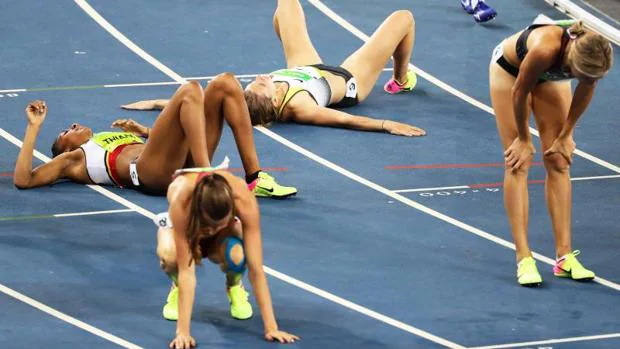 Atletas se tumban exhaustas tras participar en una de las pruebas heptatlon en los Juegos de Río