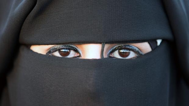 Una mujer con un niqab