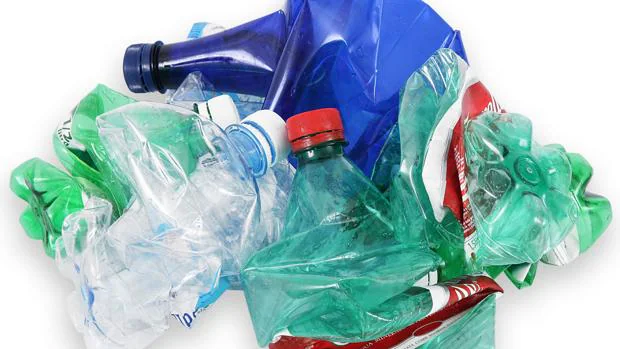 Los expertos afiran que los envases de plástico se están incorporando a la cadena alimentaria