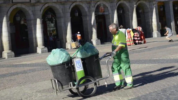 Un basurero recoge la basura en la Plaza Mayor de Madrid