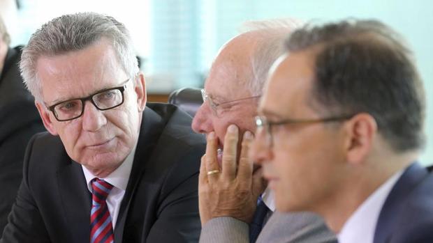 El ministro alemán de de Justicia, Heiko Maas, a la derecha de la fotografía, se sienta con el ministro de Interior, Thomas de Maiziere y el ministro alemán de Finanzas, Wolfgang Schaeuble