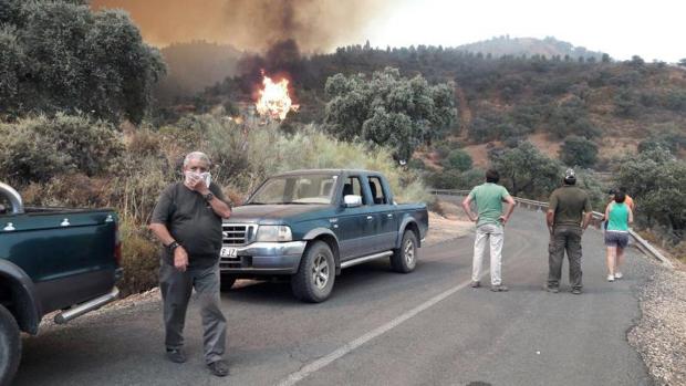 Vecinos observan el incendio de El Castillo de las Guardas