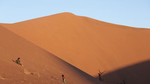 Unai y su hermana Amaia, en el desierto del Namib, en Namibia