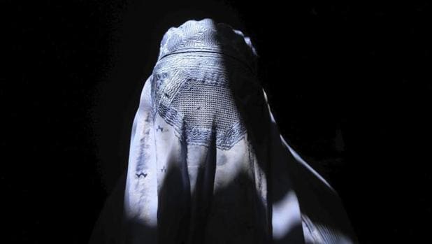 Una mujer afgana vestida con un burka