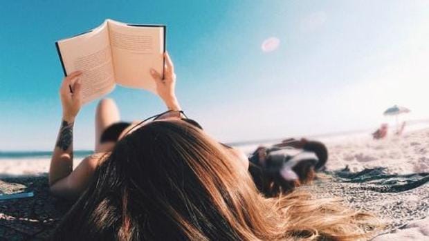 Lo que leer en la playa le puede hacer a tu espalda