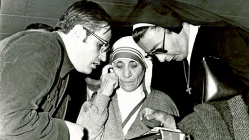 González-Balado, con la Madre Teresa y una religiosa en el aeropuerto de Barajas en 1976