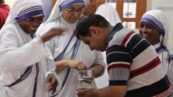 Las Misioneras de la Caridad reparten entre los fieles indios medallas de la Madre Teresa de Calcuta