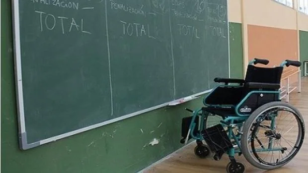 Una aula y una silla de ruedas para un docente con discapacidad