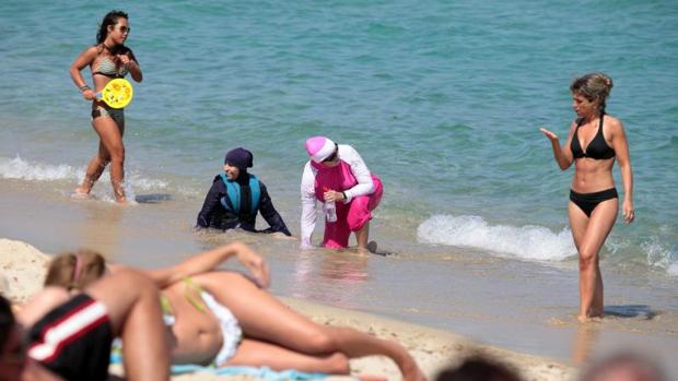 Un tribunal ha validado el decreto de un municipio de la isla de Córcega que prohíbe en sus playas el burkini y «cualquier traje de baño contrario a las buenas costumbres y al laicismo»