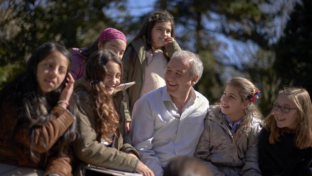 Pedro J. Puig Pérez, presidente de Aldeas Infantiles en España, rodeado de varios de los niños ayudados por la ONG