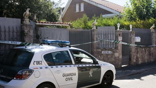 Efectivos de la Guardia Civil en la fachada del chalet