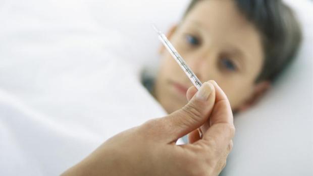 Los pdiatras recomiendan tratar la fiebre solo cuando se acompaña de malestar general