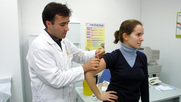 Un médico aplica la vacuna del sarampión