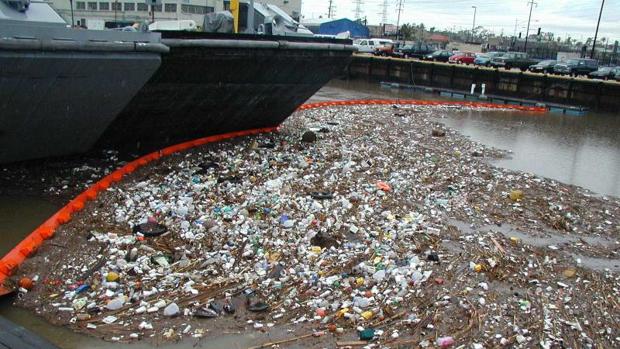 Basura, en su mayoría plásticos, en un puerto marítimo