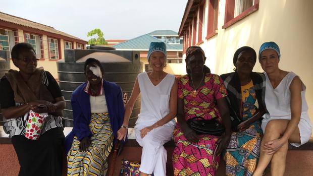 La doctora Elena Barraquer (centro) durante su último viaje en Ruanda