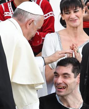 El Papa bendice a un enfermo en el centro médico de los Religiosos Camilios de la periferia de Tiflis