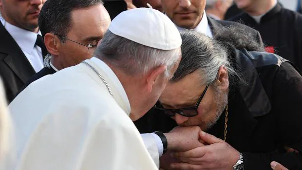 El Papa Frnacisco es besado durante un encuentro con los trabajadores de las caridades de la Iglesia