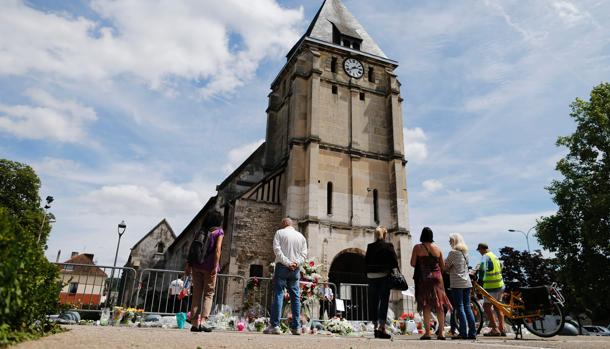 La Iglesia de Saint-Etienne-du-Rouvray, al norte de Francia, sigue depositando flores y recuerdos como tributo al asesinato del cura galo Jacques Hamel, que fue asesinado el 26 de julio de 2016 por el Daesh