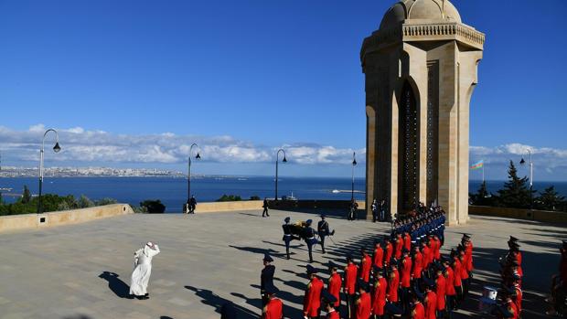 En una rápida visita este domingo a Azerbaiyán, el Papa ha asistido también al desfile y ofrenda en el monumento de los Héroes Caídos de Bakú