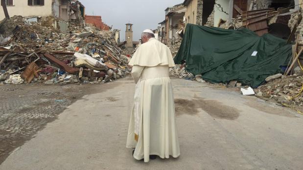 El Papa reza ante las ruinas de Amatrice