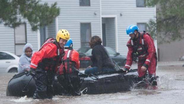 Los servicios de emergencia evacúan a una familia en Fayetteville, Carolina del Norte