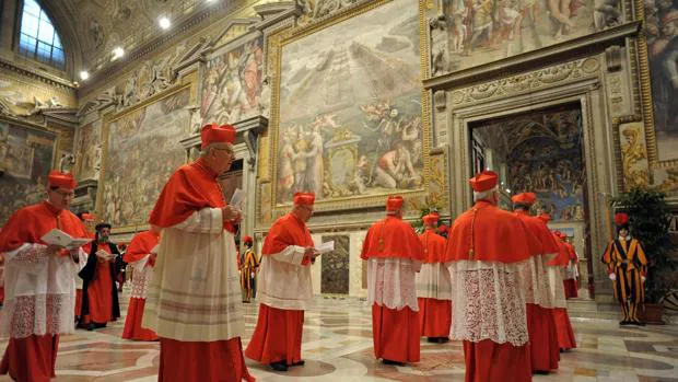 Cardenales entrando a la capilla Sixtina, durante la elección del Papa Francisco