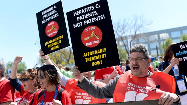 Enfermos de hepatitis C piden más tratamientos, en una protesta en Barcelona del pasado mes de abril