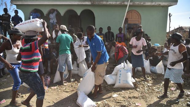 Reparto de comida en una localidad al suroeste de Haití el pasado 12 de octubre