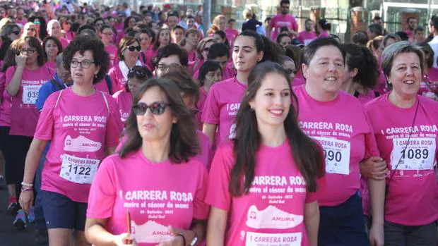 Carrera contra el cáncer de mama en Ciudad Real. La Asociación de Mujeres afectadas de Cáncer de Mama y Ginecológico de Castilla La Mancha (Amuma) llenó las calles de participantes