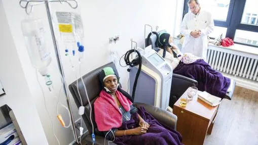 Las pacientes de cáncer en una sesión de quimioterapia en el hospital de Jerusalén