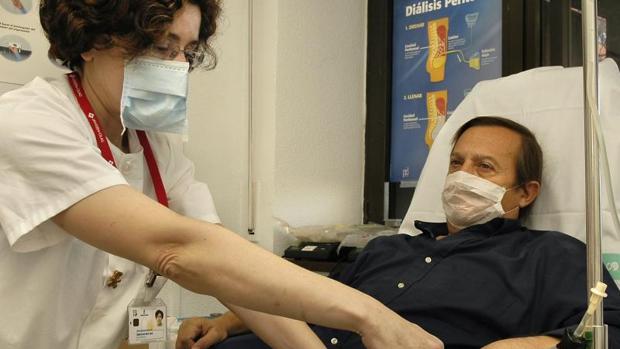 Una enfermea atiende a un paciente en un hospital público