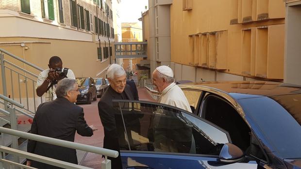 El Papa es recibido por el nuevo superior general de los jesuitas, el padre Arturo Sosa