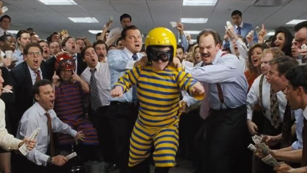 Escena de «El lobo de Wall Street» donde lanzan a un enano en una fiesta