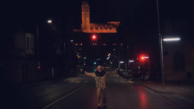 Un hombre disfrazado de payaso apareció en Lérida y se fotografió en diversas localizaciones de la ciudad. Luego las colgó en el Instagram de Lleida clown