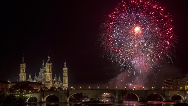 Una vista de la basílica del Pilar de Zaragoza y el río Ebro, durante los fuegos artificiales que cierran las Fiestas de la capital aragonesa