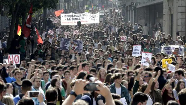 Varios jóvenes durante la marcha estudiantil convocada en Madrid el pasado 26 de octubre por la Plataforma Regional por la Escuela Pública, que integran CCOO, UGT, el Sindicato de Estudiantes (SE) y la FAPA en protesta por las reválidas y en contra de la Lomce