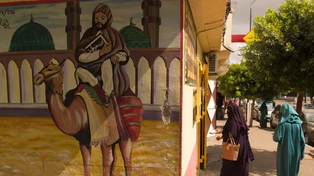 Dos mujeres caminan esta semana por la zona vieja del puerto de Tánger, en Marruecos