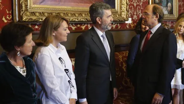 El presidente del Supremo, Carlos Lesmes (tercero por la derecha), conversa con el presidente del Senado, Pío García-Escudero, en el Senado, ayer, en presencia de magistrados y autoridades