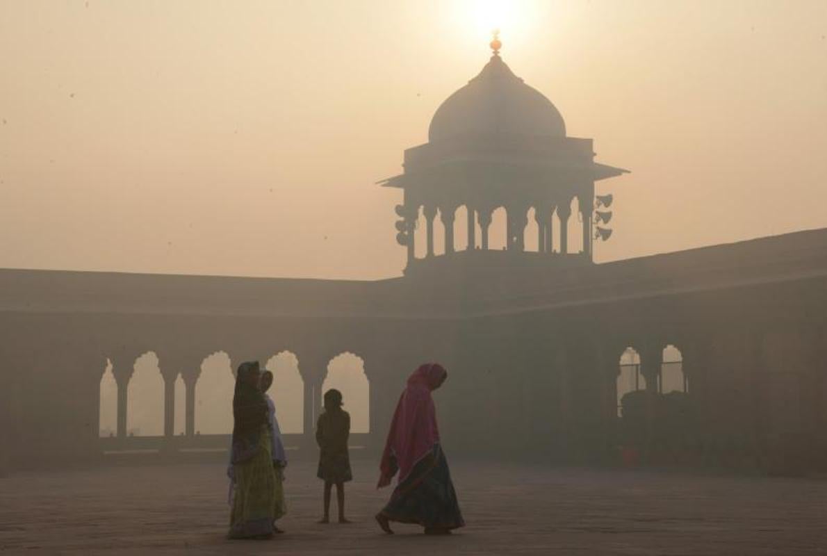 Varias mujeres pasan por delante de la mezquita de Jama Masjid