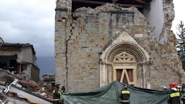 Bomberos trabajan en el desescombro de la iglesia de San Agustín, en Amatrice, tras el terremoto del pasado 30 de octubre