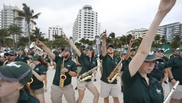 Una banda de música sobre las arenas de Miami Beach