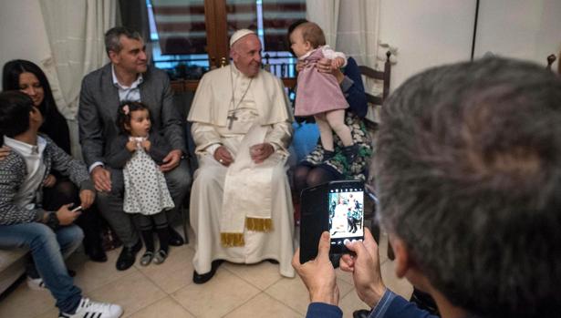 El Papa Francisco (c) conversa con las familias de siete exsacerdotes que abandonaron el sacerdocio para poder formar su familia en Roma, Italia,